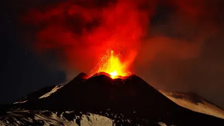 Vulcanul Etna din Italia a înregistrat explozii puternice. Autorităţile sunt în alertă maximă