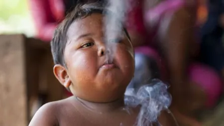 Copilul care fuma 40 de ţigări pe zi a renunţat la tutun, dar a căpătat alt viciu FOTO şi VIDEO