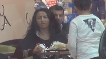Scene şocante într-un mall din Capitală. Soţia lui Nicolae Guţă îşi loveşte copilul în văzul tuturor