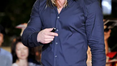 Vârtejul din păr îţi arată cât de sănătos eşti. Ce au în comun Brad Pitt şi musculiţele de fructe?