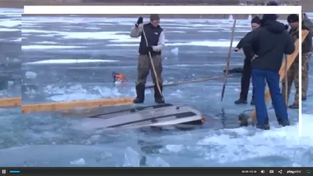 IMAGINILE ZILEI: Cum scot nişte pescari ruşi un jeep de sub gheaţă VIDEO