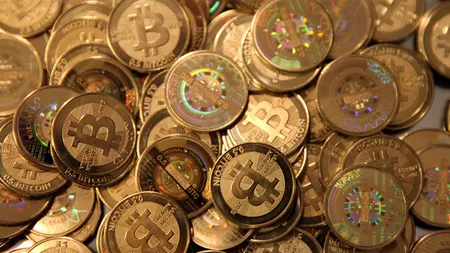 Moneda digitală Bitcoin a trecut pentru prima dată de pragul de 1.000 de dolari