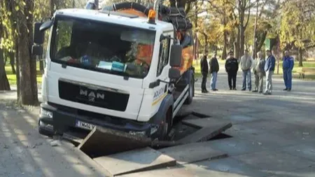 IMAGINI SPECTACULOASE. O vidanjă a căzut într-un CRATER dintr-un parc din Timişoara