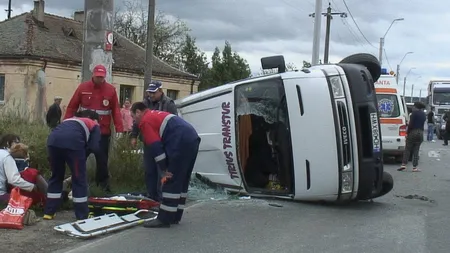 Accident TERIBIL în Buzău. Un microbuz plin cu persoane cu handicap s-a RĂSTURNAT