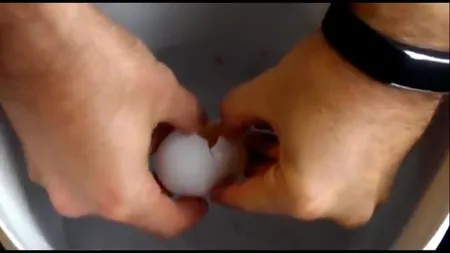 Experiment INEDIT. Ce se întâmplă când arunci un ou CRUD într-un lichid cu temperatura -73 de grade VIDEO