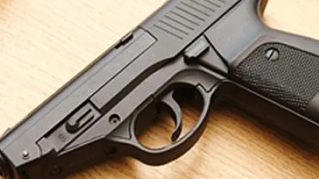 Pistolul directorului unei companii din Braşov, furat de hoţi