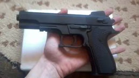 Alertă în Iaşi. Un pistol a fost descoperit într-o pungă uitată la un magazin