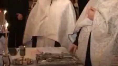 În biserică vorbeşte despre dragoste şi blândeţe, acasă este o adevărată fiară.Vezi de ce este acuzat un preot