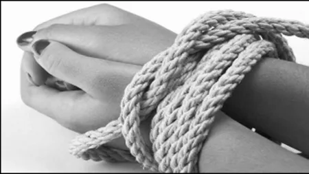 Şi-a văzut moartea cu ochii. O tânără a fost RĂPITĂ şi TORTURATĂ de fostul iubit