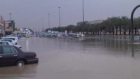 Mai multe cartiere ale capitalei Arabiei Saudite au fost inundate în urma ploilor torenţiale