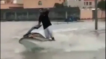 Inundaţii în Riad. Un localnic a ieşit să se plimbe cu ski jetul în capitala Arabiei Saudite VIDEO
