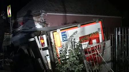 Bistriţa Năsăud: O femeie s-a trezit în toiul nopţii cu un TIR în casă FOTO