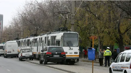 Tupeu FĂRĂ LIMITE. Un şofer a blocat 10 tramvaie parcându-şi maşina pe şine FOTO