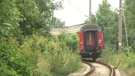 INCREDIBIL. Un ieşean beat a mers cu maşina pe calea ferată. El a blocat circulaţia trenurilor