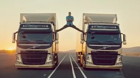 Cea mai tare cascadorie din cariera lui Van Damme: Şpagatul, pe două camioane în mişcare VIDEO