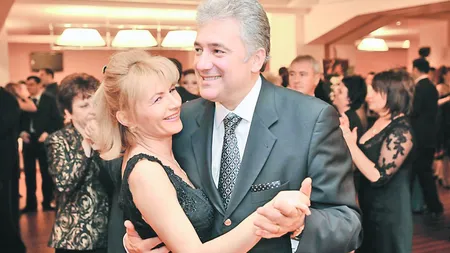 Adriean Videanu şi-a scos soţia la mall. Mioriţa şi-a etalat bijuteriile de mii de euro FOTO