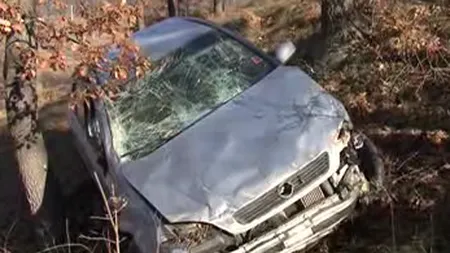 Accident în Mehedinţi din cauza vitezei. O femeie şi fiul ei de 4 ani au căzut într-o prăpastie VIDEO