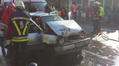 Accident în Piteşti. O şoferiţă a intrat într-un autobuz plin cu călători