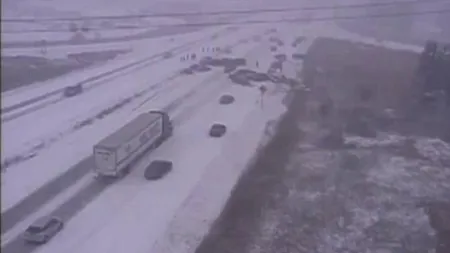 Accident grav în SUA, din cauza vremii: 40 de maşini implicate, 12 oameni răniţi VIDEO