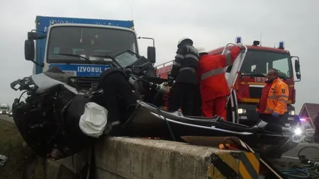 Accident grav în Iaşi. Şoferul, blocat între fiarele contorsionate VIDEO