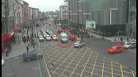 Ambulanţă cu pacienţi, LOVITĂ de un camion. Trei persoane au fost rănite în accident