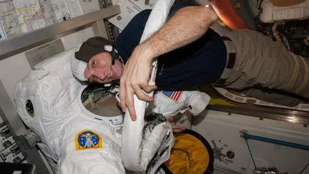 Imagini SPECTACULOASE din SPAŢIU: Doi astronauţi de pe ISS, într-o intervenţie de urgenţă VIDEO