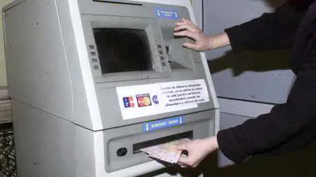 O tânără din Moineşti, reţinută pentru furt din bancomate în Italia