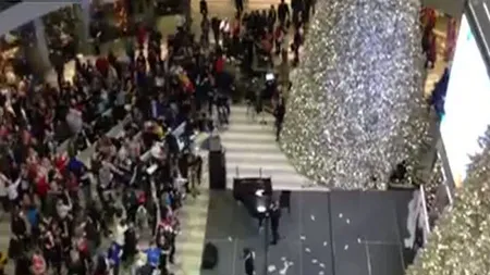 PLOAIE de BANI într-un mall din SUA: Vezi gestul SUPRINZĂTOR făcut de un american VIDEO