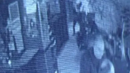 Bătaie în bar, surprinsă de camerele de supraveghere. Un tânăr a fost înjunghiat în gât VIDEO