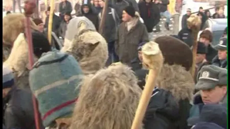BĂTAIA cu bâte între cetele de mascaţi din Ruginoasa nu a mai avut loc
