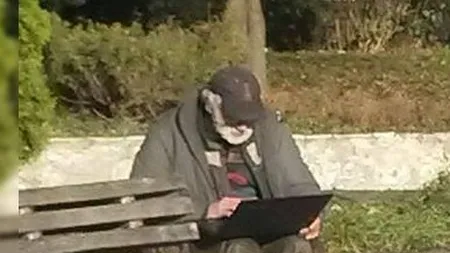 Imaginea care a emoţionat o ţară întreagă. Află povestea impresionantă a unui vagabond cu laptop