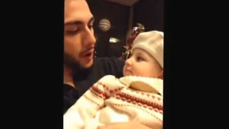 Un tânăr a luat cea mai tare lecţie de beatboxing de la nepoţica lui de nici un an de zile VIDEO