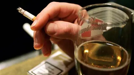 Alcoolicii sunt plătiţi în BERE şi TUTUN dacă fac curăţenie pe străzi. Află în ce ţară se întâmplă asta