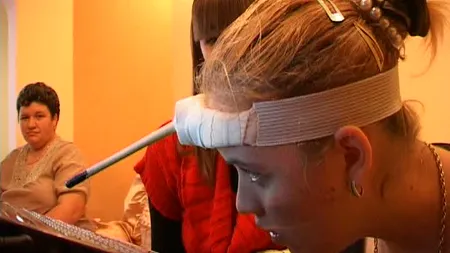 Lecţie UIMITOARE de viaţă. Este paralizată aproape complet, dar a învăţat să scrie cu capul VIDEO
