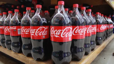 COCA COLA: Ce se întâmplă în corpul tău când bei un singur pahar