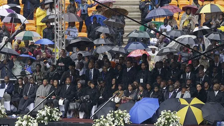 FUNERALII Nelson Mandela: 100 de lideri mondiali şi zeci de mii de sud-africani îi aduc ultimul omagiu LIVE