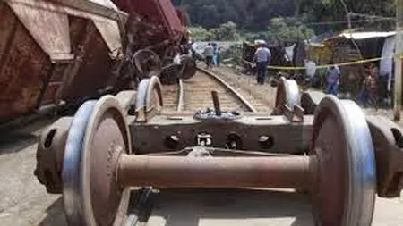 Un tren de marfă a deraiat într-o zonă de locuinţe. Cel puţin 10 persoane sunt rănite