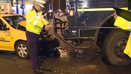 O dubă a Jandarmeriei ce venea de la proteste a intrat într-un taxi