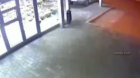 Accident teribil: A adormit la volan şi a intrat cu maşina în florărie VIDEO