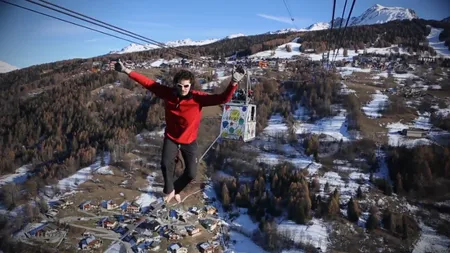 Acrobaţie incredibilă la înălţime: A mers pe sârmă între două teleferice, deasupra Alpilor VIDEO