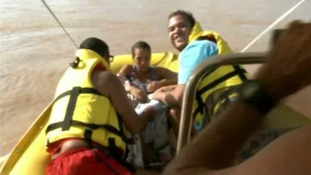 INUNDAŢII ÎN BRAZILIA: O femeie a născut într-o barcă cu provizii VIDEO