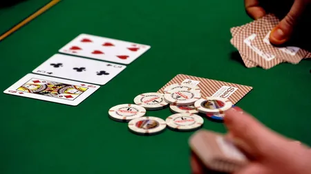 Fostul procuror DIICOT, care ar fi jucat la poker banii de flagrant, trimis în judecată