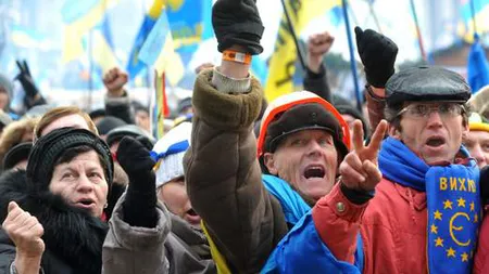 Guvernul de la Kiev, aproape de REMANIERE: Protestatarii demonstrează la Kiev, Ianukovici pleacă la Moscova