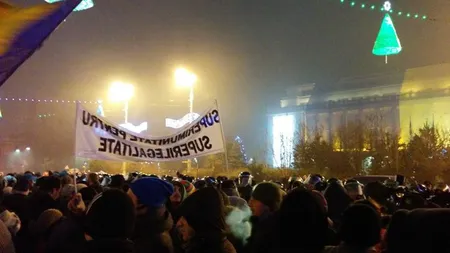 Patru protestatari au fost ridicaţi din Piaţa Victoriei şi duşi la secţia de poliţie. Unul a ajuns la spital