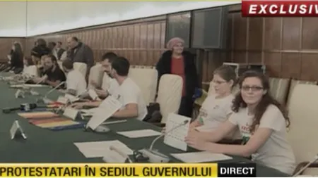 Protest împotriva proiectului Roşia Montană chiar în sala de şedinţe a Guvernului