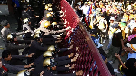 Premierul thailandez dizolvă Parlamentului, dar fără efect asupra manifestanţilor