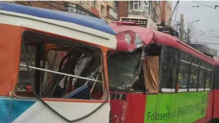 Două TRAMVAIE s-au ciocnit. 150 de persoane, la un pas de moarte VIDEO