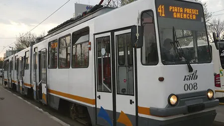 BĂTAIE între călători înaintea Paradei de 1 Decembrie, pe linia tramvaiului 41
