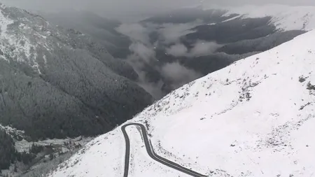 Un autocar plin cu elevi, BLOCAT în nămeţi pe Transalpina