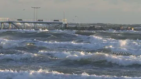 Vânt puternic în aproape jumătate ţară: Pe mare, valurile ating 5-6 metri înălţime VIDEO